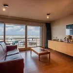 Royal 0101 - 2 Bedrooms 6P - Renovated - Sea View - Centrally Located Apartamento