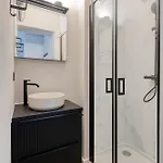 Royal 0101 - 2 Bedrooms 6P - Renovated - Sea View - Centrally Located Apartamento *