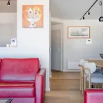 Royal 0101 - 2 Bedrooms 6P - Renovated - Sea View - Centrally Located Apartamento *