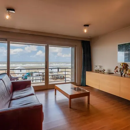 Royal 0101 - 2 Bedrooms 6P - Renovated - Sea View - Centrally Located Apartment