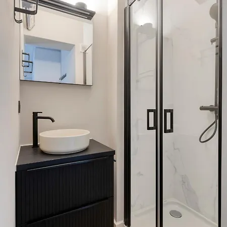 Royal 0101 - 2 Bedrooms 6p - Renovated - Sea View - Centrally Located Apartment *