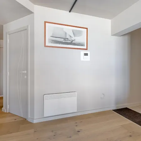 Royal 0101 - 2 Bedrooms 6P - Renovated - Sea View - Centrally Located Lejlighed *