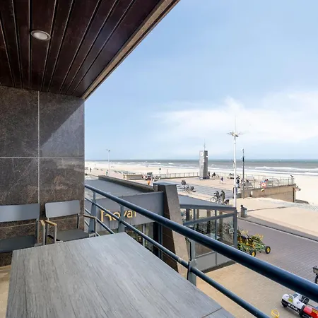 Royal 0101 - 2 Bedrooms 6p - Renovated - Sea View - Centrally Located Apartment