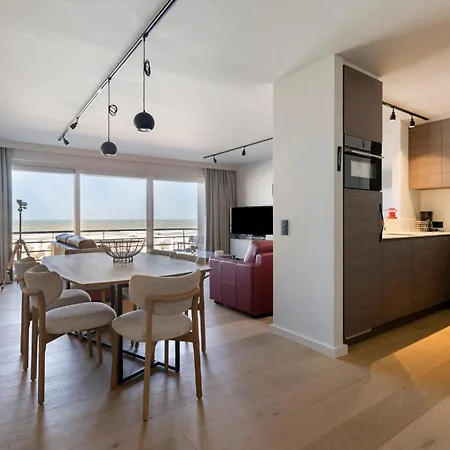Apartment Royal 0101 - 2 Bedrooms 6p - Renovated - Sea View - Centrally Located *